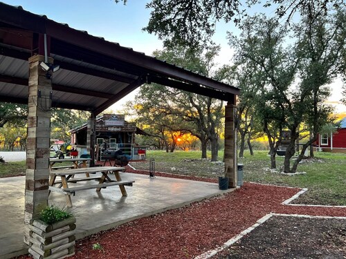 The Gunslinger Cabin- Texas Hill Country Western-themed cabin for 4 in the woods near Kerrville & Fredericksburg