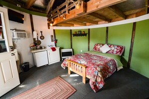 WiFi, bed sheets - The Six Shooter Yurt - Texas Hill Country Western-themed yurt glamping for 4 in the woods near Kerrville & Fredericksburg (Mountain home)