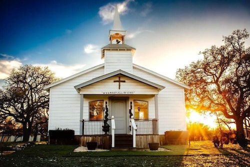 The Wildflower Cabin- Romantic Texas Hill Country cabin for 2 in the woods near Kerrville & Fredericksburg
