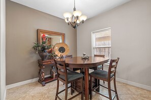 Dining - Relaxing 3/3 Island Condo - Short Walk to Beach (South Padre Island)