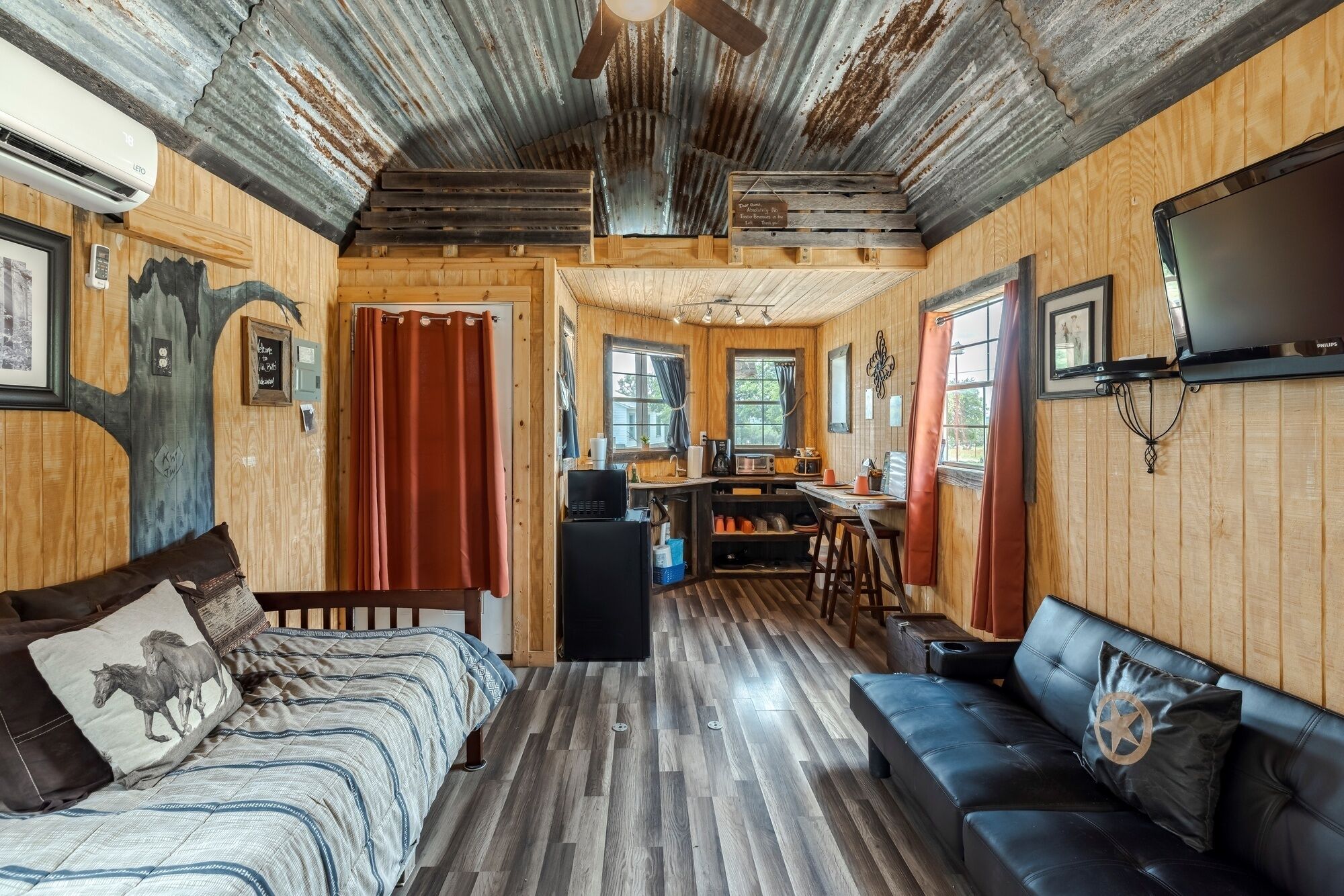 Will Bill's Hideaway Cabin- Texas Hill Country Western-themed Cabin For 6 In The Woods Near Kerrville & Fredericksburg - Texas