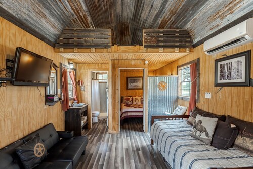 Will Bill's Hideaway Cabin- Texas Hill Country Western-themed cabin for 6 in the woods near Kerrville & Fredericksburg