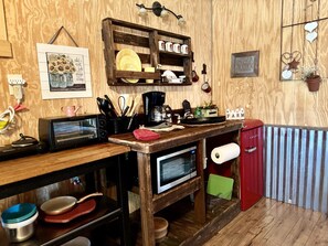 Fridge, microwave, oven, coffee/tea maker - The Carriage House Cabin- Texas Hill Country Western-themed cabin for 4 in the woods near Kerrville & Fredericksburg (Mountain home)