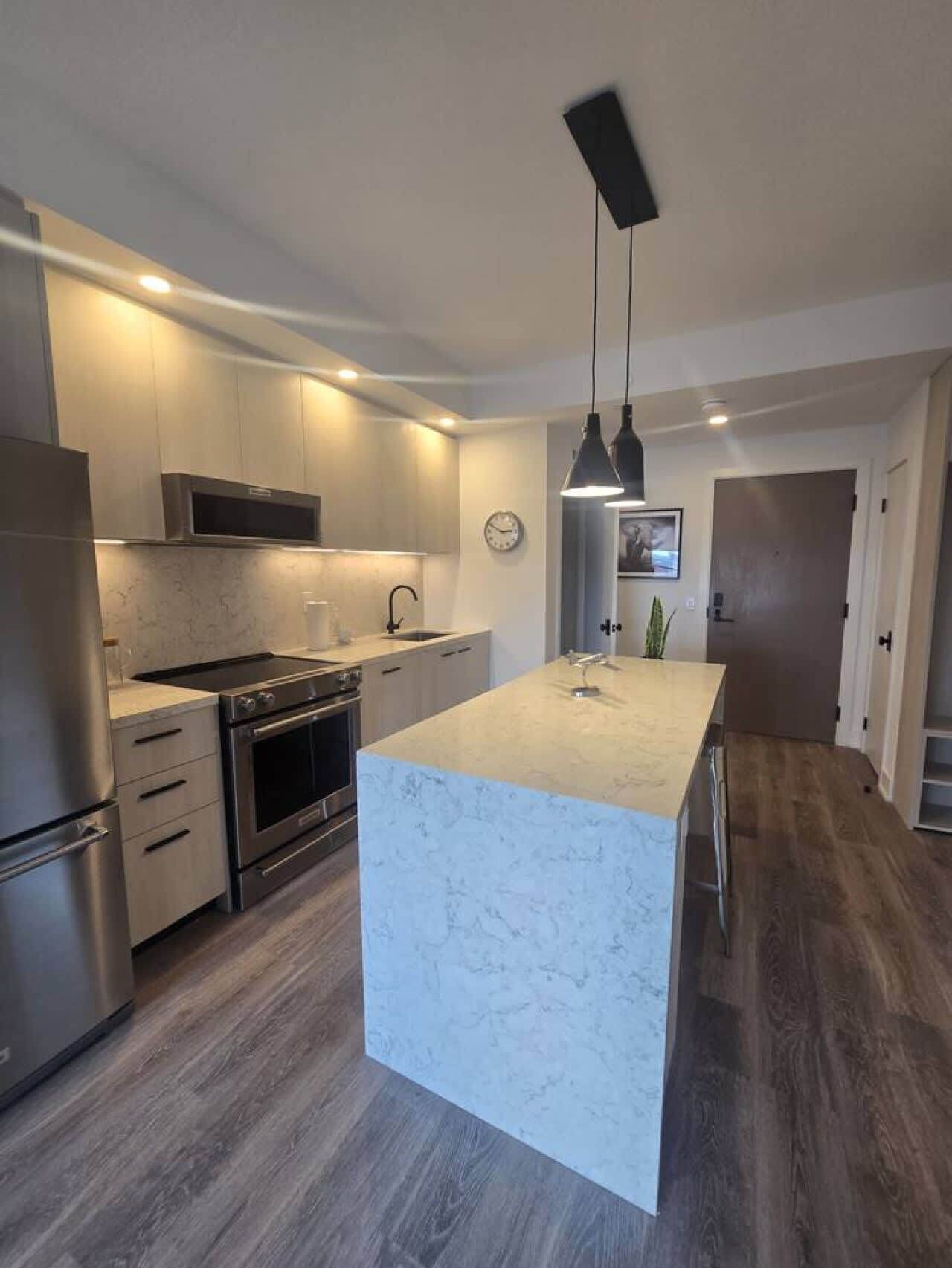 Réfrigérateur, four à micro-ondes, un four, lave-vaisselle