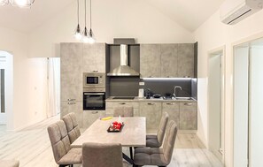 Fridge, microwave, stovetop, dishwasher - Stunning home in Donja Stubica with WiFi (Donja Stubica)