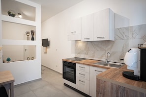 Fridge, oven, stovetop, electric kettle - Piccolina - Studio Apartment in the Center of Milazzo - (Milazzo)