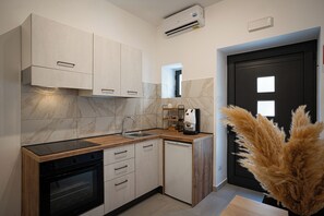 Réfrigérateur, four, plaque de cuisson, bouilloire électrique