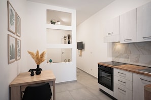 Réfrigérateur, four, plaque de cuisson, bouilloire électrique