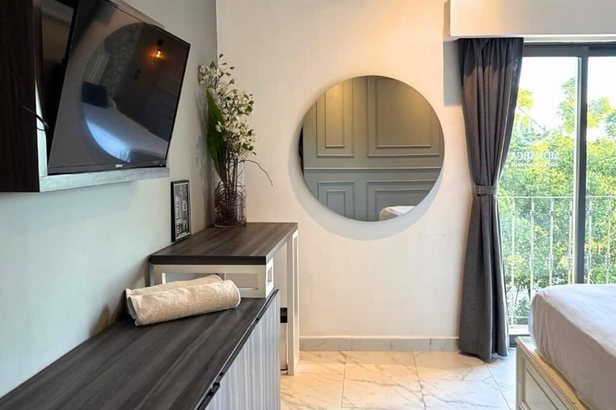 Comfort Room, 1 Queen Bed, Non Smoking, Private Bathroom | Desk, free WiFi