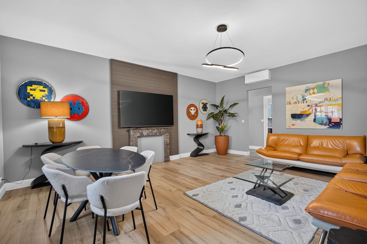 Appartement VELOURS Premium | Coin séjour | Télévision à écran plat, table de tennis de table, imprimantes