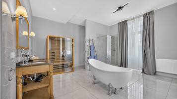 Ein modernes Badezimmer mit freistehender Badewanne, einem Holzkosmetikschrank mit Spiegel und einer separaten Duschkabine.