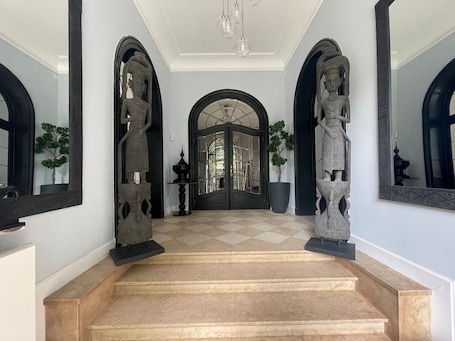 Interior entrance. Villa Damseaux