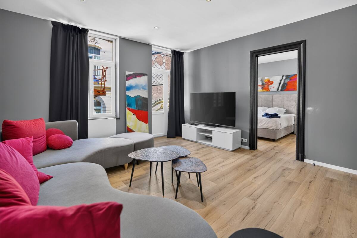 Appartement Deluxe, 1 grand lit, accès piscine | Coin séjour | Télévision à écran plat, table de tennis de table, imprimantes