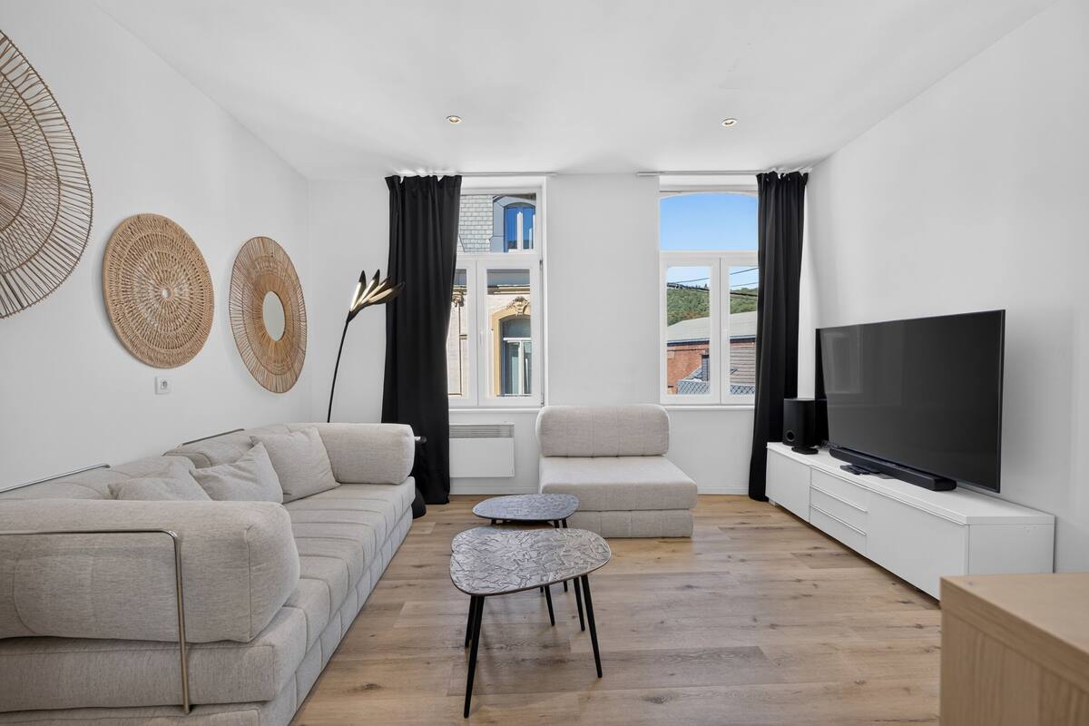 Appartement Luxe, 1 grand lit, accès piscine | Coin séjour | Télévision à écran plat, table de tennis de table, imprimantes