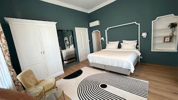 Romantic Double Room | In-room safe, desk, blackout curtains, soundproofing