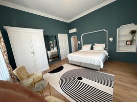 Romantic Double Room | In-room safe, desk, blackout drapes, soundproofing