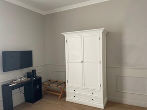 Superior Double Room (BELLE EPOQUE) | In-room safe, individually decorated, individually furnished - Villa Damseaux (Spa)