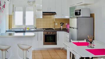 Køleskab, mikrobølgeovn, ovn, kogeplade