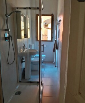 Shower, hair dryer, bidet, towels - The House in St. Apollonia, located in the center but is ideal for those seeking relaxation (Bologna)