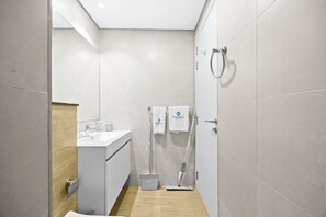 Basic Apartment | Bathroom - 106 Bloomfields Executive STU Gate Masdr (Madinat Zayed)