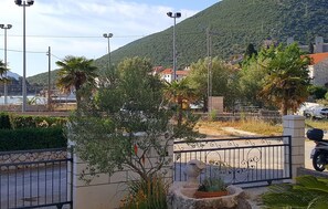 Property grounds - 1 bedroom awesome apartment in Mali Ston (Mali Ston)