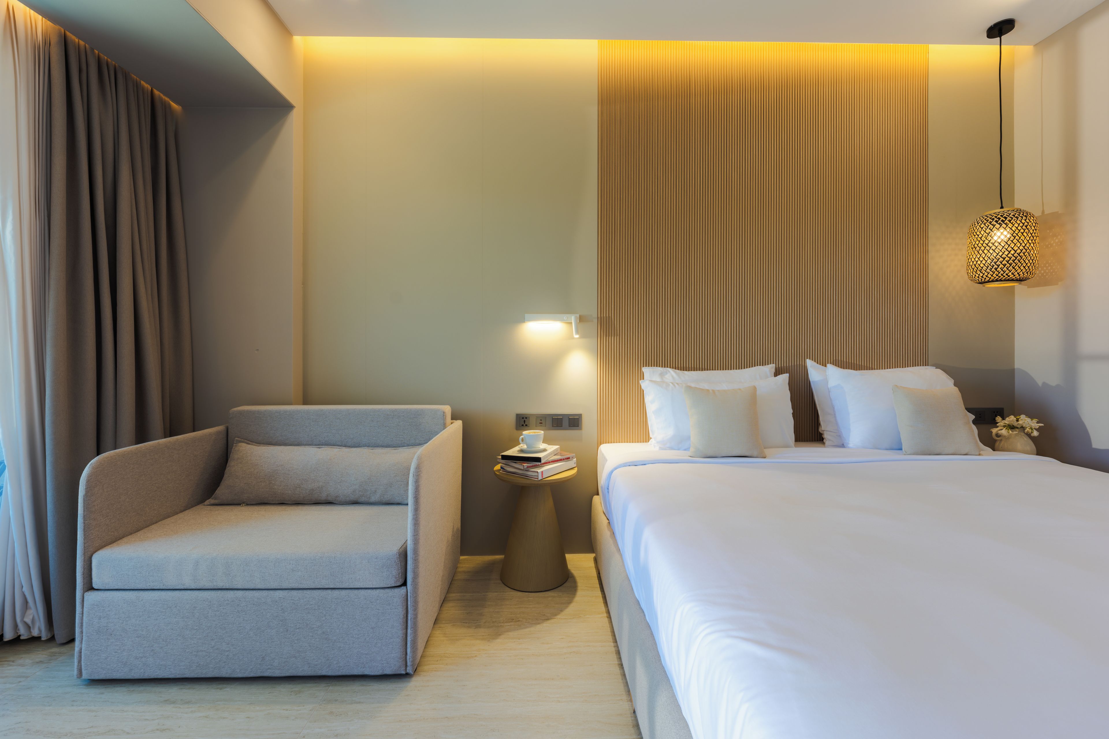 Ein Hotelzimmer mit einem Bett, einer Sitzecke und einem Nachttisch.