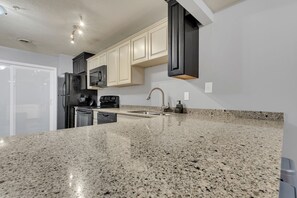 Microwave, oven, stovetop, dishwasher - Lux Mins to UT, Medical center, Downtown, World's Fair Market, Nyland, Sunsphere (Knoxville)