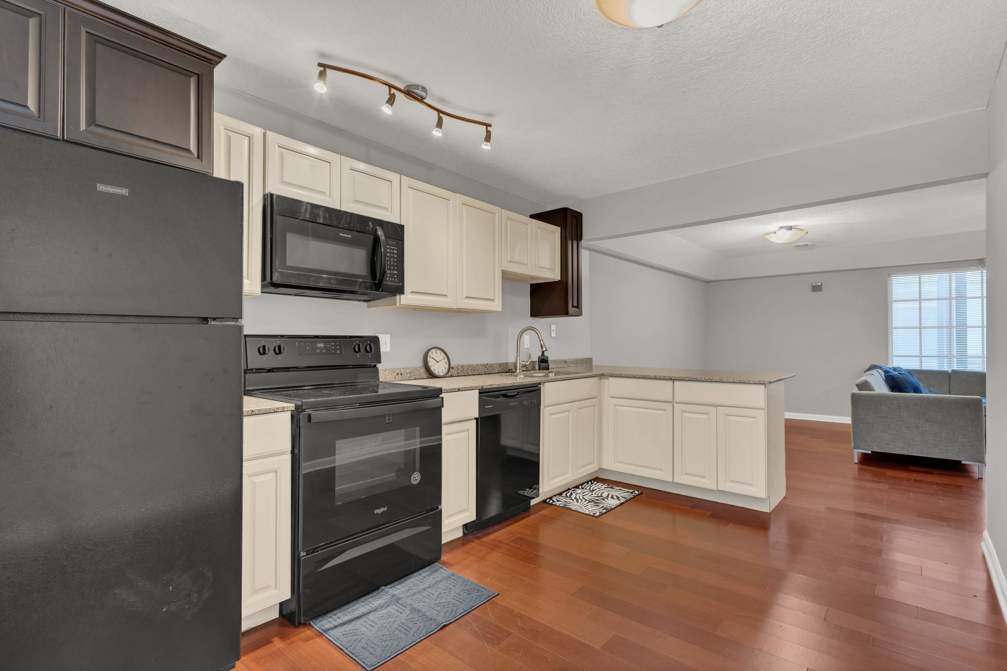 Micro-ondes, four, plaque de cuisson, lave-vaisselle