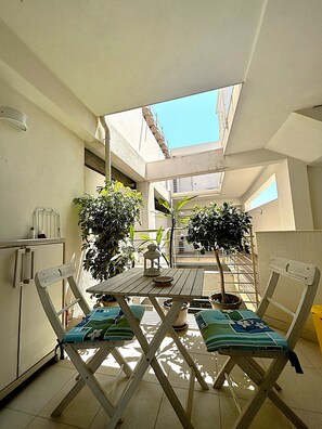 Outdoor dining - Grandpa Jack's House. A stone's throw from the sea and close to beautiful Taormina! (Letojanni)