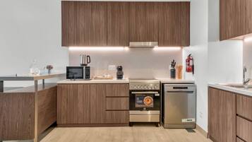 Réfrigérateur, micro-ondes, four, lave-vaisselle