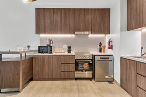 Kühlschrank, Mikrowelle, Ofen, Geschirrspüler