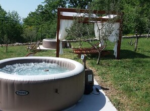 Outdoor spa tub - Villa Popovića Dvori - Six Bedroom Villa with Pool (Šestanovac)