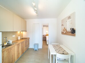 Réfrigérateur, micro-ondes, plaque de cuisson, lave-vaisselle