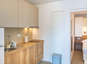 Réfrigérateur, micro-ondes, plaque de cuisson, lave-vaisselle