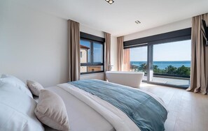 In-room safe, travel cot, free WiFi - Awesome home in Maslenica with private swimming pool, can be inside or outside (Maslenica)