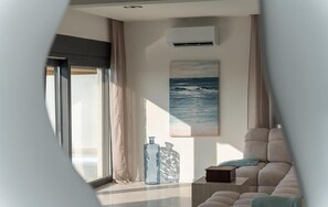 Smart TV - Awesome home in Maslenica with private swimming pool, can be inside or outside (Maslenica)