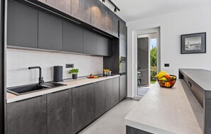 Wasserkocher mit Kaffee-/Teezubehör, Kühlschrank, Mikrowelle, Ofen