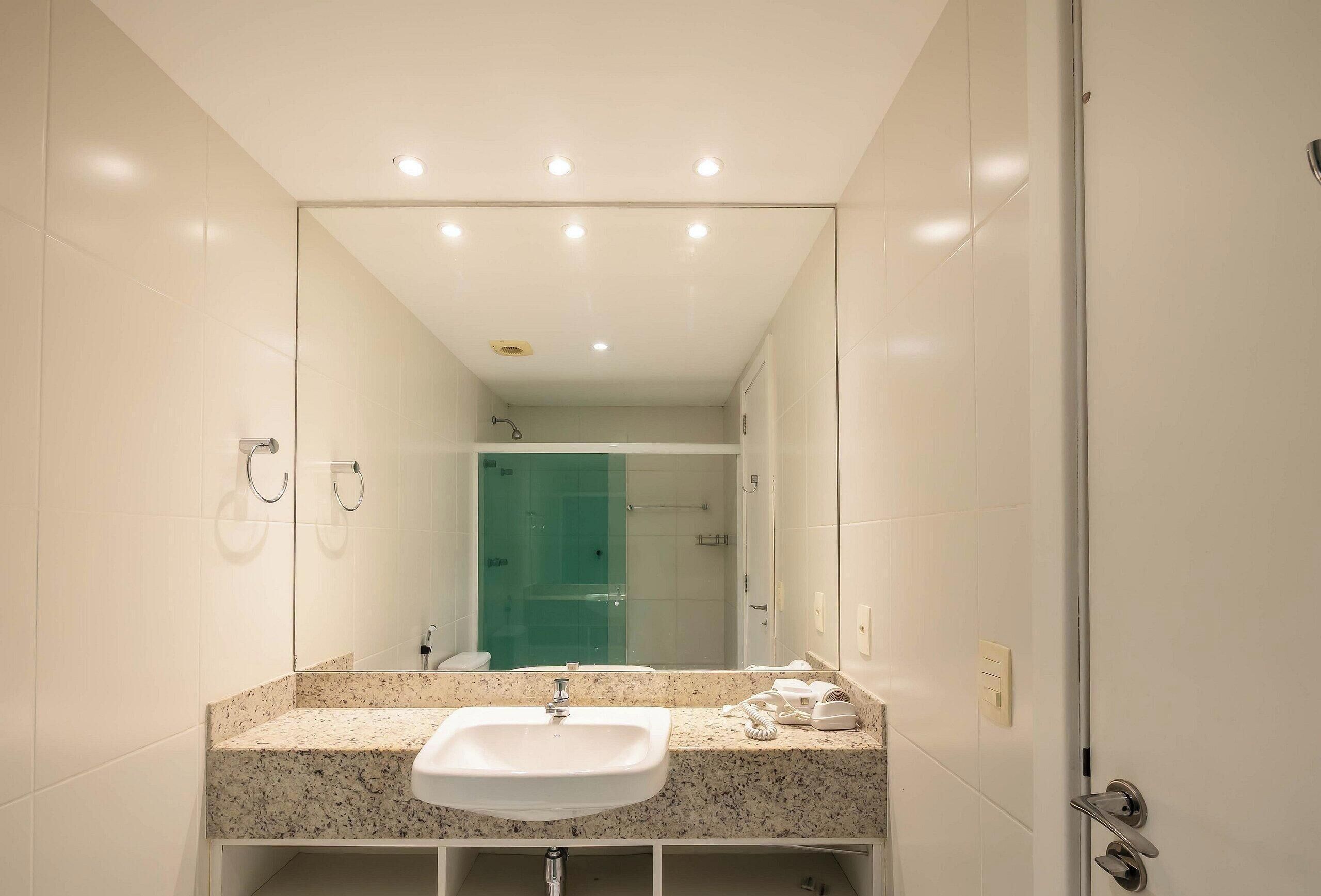 Basic Apartment | Bathroom | Shower