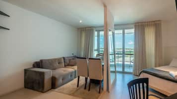 Leilighet – basic | Oppholdsområde | En 32-tommers smart-TV med digitale kanaler