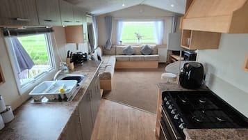 Kjøleskap, mikrobølgeovn, ovn og kjøkkenutstyr