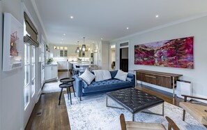 Smart-TV, Kamin, Bücher