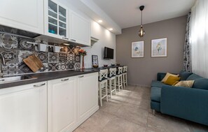 Réfrigérateur, micro-ondes, plaque de cuisson, lave-vaisselle