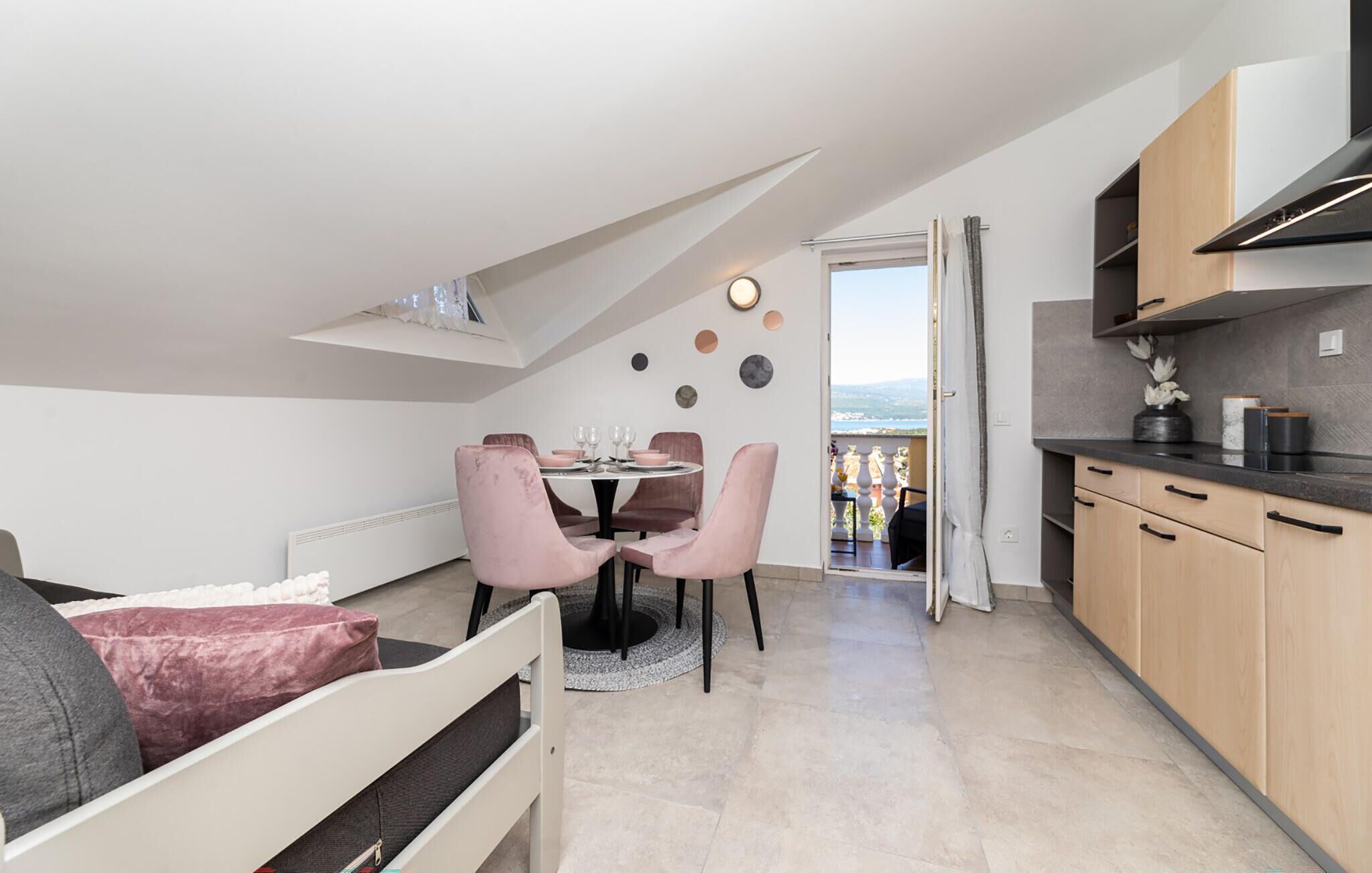 Een moderne keuken met een eethoek, een slaapkamer met vide en uitzicht, en een balkon met een prachtig panorama.