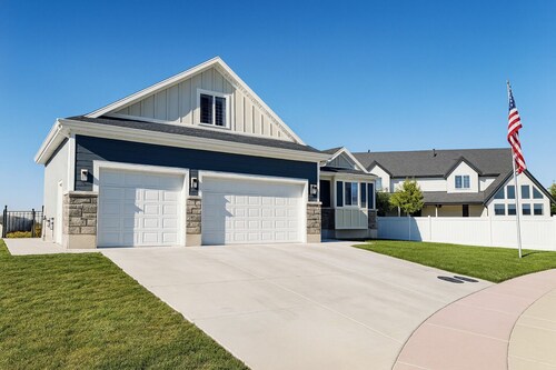 Home Away From Home. 3-bedroom apart in  Lehi for relaxing stays