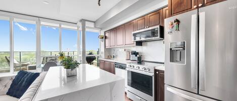 冷蔵庫、電子レンジ、オーブン、コンロ