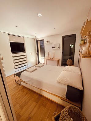 Iron/ironing board, WiFi, bed sheets - House between town and garrigue (Nîmes)