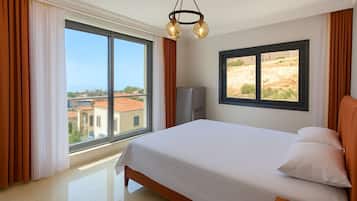 3 quartos, escrivaninha, ferros/tábuas de passar roupa, berço de viagem