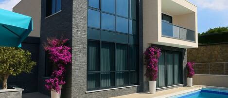 حمّام سباحة خارجي