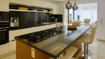 Frigorifero, microonde, forno, piano cottura