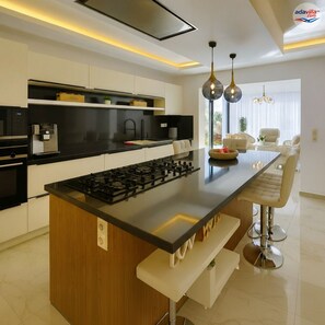 Kjøleskap, mikrobølgeovn, ovn og kokeplater